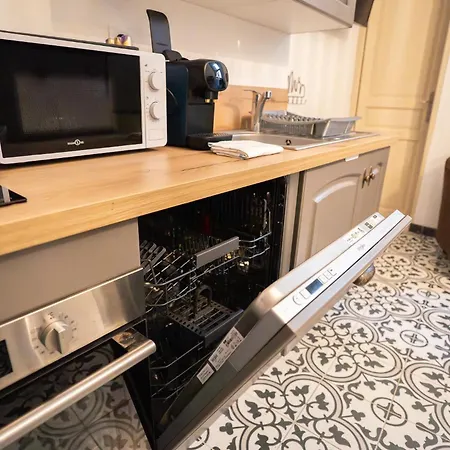 Charming With Sofa, Bed And Terrace-as Apartment Carcassonne